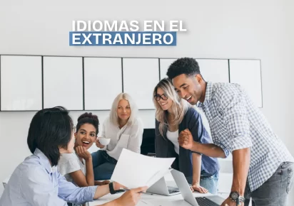 Cinco personas de diferentes etnias conversando y sonriendo, representando la diversidad y el aprendizaje de idiomas en el extranjero.